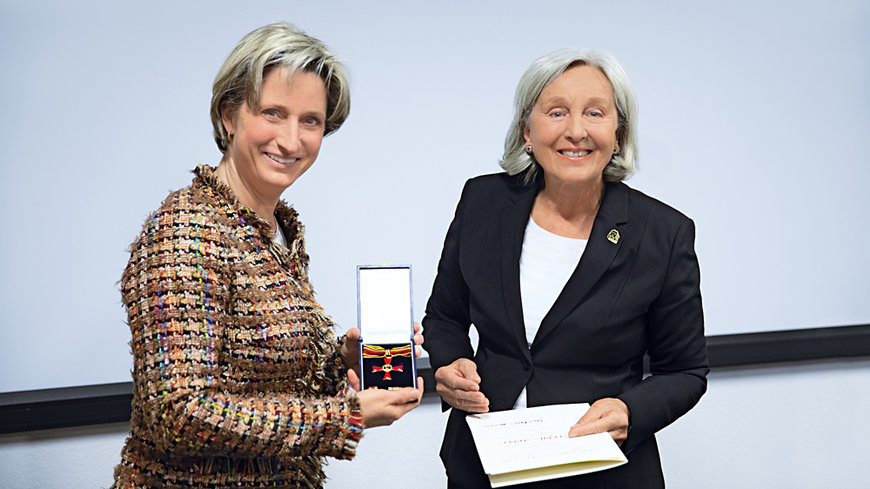 Federal Cross of Merit for Renate Pilz from Esslingen